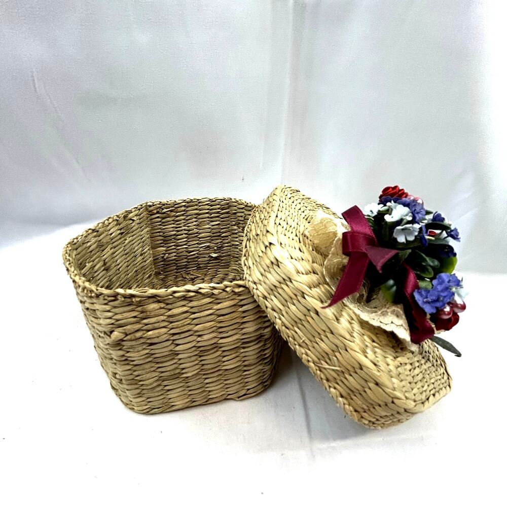 SKU2413 Vintage 6 Sided Woven Grass Trinket Basket With Lid Floral Lace 5x3"